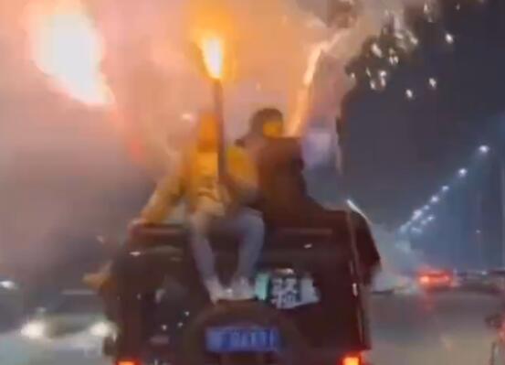男子车顶载8人放加特林烟花