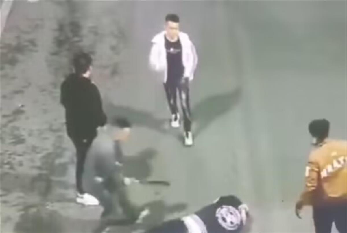 湖南一烧烤店发生斗殴 男子被追砍