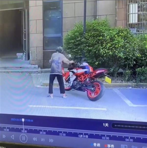 老人故意推倒摩托车损坏维修近2万 车主坚持追刑责：老人终被抓