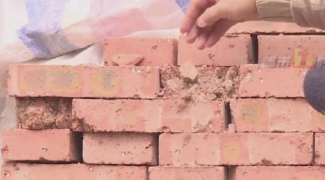 居民自建房红砖一捏就碎？官方回应